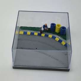 diorama  - Racing yellow/blue/grey - 1:43 - Magazine Models - DIO181399 - MagDIO181399 | Toms Modelautos