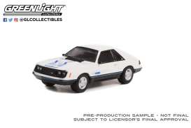 Ford  - Mustang 1979 white/blue - 1:64 - GreenLight - 63020C - gl63020C | Toms Modelautos