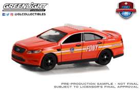 Ford  - Police Interceptor Sedan 2016 red/yellow - 1:64 - GreenLight - 67040C - gl67040C | Toms Modelautos