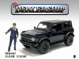 Figures  - The Dealership 2022  - 1:18 - American Diorama - 76307 - AD76307 | Toms Modelautos