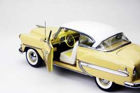 Chevrolet  - Bel Air Hard Top Coupe 1953 yellowwhite - 1:18 - SunStar - 1608 - sun1608 | Toms Modelautos