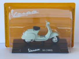 Vespa  - 50 1963 white-green - 1:18 - Magazine Models - X26ALA0049 - MagVes0049 | Toms Modelautos