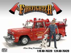 Figures  - Fire Fighter & Dog 2022  - 1:24 - American Diorama - 76420 - AD76420 | Toms Modelautos