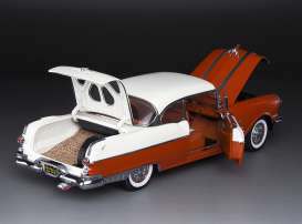 Pontiac  - Starchief Hard Top 1955 white/fire gold - 1:18 - SunStar - 5048 - sun5048 | Toms Modelautos