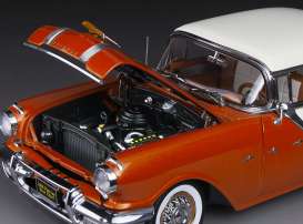 Pontiac  - Starchief Hard Top 1955 white/fire gold - 1:18 - SunStar - 5048 - sun5048 | Toms Modelautos