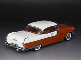 Pontiac  - Starchief Hard Top 1955 white/fire gold - 1:18 - SunStar - 5048 - sun5048 | Toms Modelautos