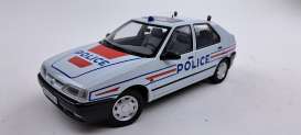 Renault  - 19 1994 artic white - 1:18 - Triple9 Collection - 1800455 - T9-1800455 | Toms Modelautos