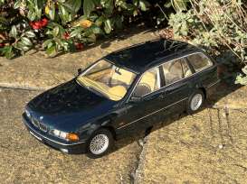 BMW  - 5-series E39 Touring 1998 green - 1:18 - Triple9 Collection - 1800391 - T9-1800391 | Toms Modelautos
