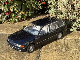 BMW  - 5-series E39 Touring 1998 blue - 1:18 - Triple9 Collection - 1800393 - T9-1800393 | Toms Modelautos