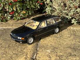 BMW  - 5-series E39 Touring 1998 black - 1:18 - Triple9 Collection - 1800394 - T9-1800394 | Toms Modelautos