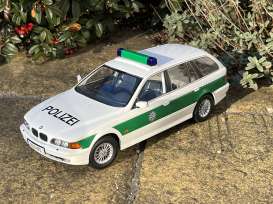 BMW  - 5-series E39 Touring 1998 white/green - 1:18 - Triple9 Collection - 1800395 - T9-1800395 | Toms Modelautos