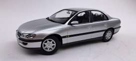 Opel  - Omega B 1996 silver - 1:18 - Triple9 Collection - 1800430 - T9-1800430 | Toms Modelautos