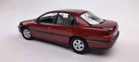 Opel  - Omega B 1996 marseille red - 1:18 - Triple9 Collection - 1800432 - T9-1800432 | Toms Modelautos