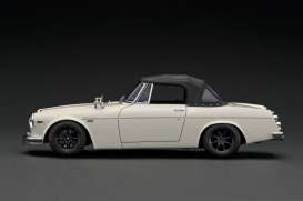 Datsun  - Fairlady 2000 (SR311)  white - 1:18 - Ignition - IG2708 - IG2708 | Toms Modelautos