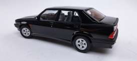 Alfa Romeo  - 75 Black - 1:18 - Triple9 Collection - 1800470 - T9-1800470 | Toms Modelautos