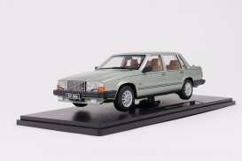 Volvo  - 760 1985 light green metallic - 1:18 - Triple9 Collection - 1800531 - T9-1800531 | Toms Modelautos