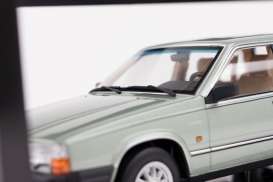 Volvo  - 760 1985 light green metallic - 1:18 - Triple9 Collection - 1800531 - T9-1800531 | Toms Modelautos