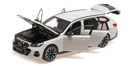 BMW  - i5 M60 Touring 2024 white metallic - 1:18 - Minichamps - 110023601 - mc110023601 | Toms Modelautos