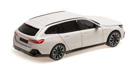 BMW  - i5 M60 Touring 2024 white metallic - 1:18 - Minichamps - 110023601 - mc110023601 | Toms Modelautos