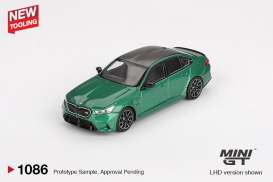 BMW  - M5 2024 green metallic - 1:64 - Mini GT - 01086-LHD - MGT01086LHD | Toms Modelautos