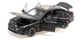 BMW  - i5  2023 matt grey - 1:18 - Minichamps - 110023401 - mc110023401 | Toms Modelautos