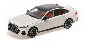 BMW  - i5  2023 white metallic - 1:18 - Minichamps - 110023402 - mc110023402 | Toms Modelautos
