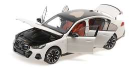 BMW  - i5  2023 white metallic - 1:18 - Minichamps - 110023402 - mc110023402 | Toms Modelautos