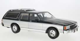 Chevrolet  - Caprice Estate Wagon  1985 silver/grey - 1:18 - MCG - 275011 - MCG18478 | Toms Modelautos