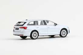 Skoda  - Octavia IV FL Combi 2024 white metallic - 1:43 - Abrex - 143AB-050EJ - ab143AB-050EJ | Toms Modelautos