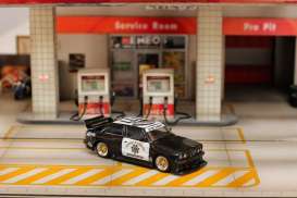 BMW  - E30  white/black - 1:64 - Street Weapon - STW274 - STW274 | Toms Modelautos